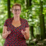 Paarberatung Rudolstadt, die wirkt! Portrait von Christina. Im Hintergrund verschwommener Wald